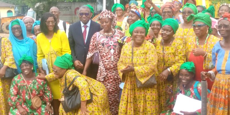 La 15e édition de la Journée internationale des veuves se déroule le 23 juin prochain. En prélude à cette célébration, la mairie d'arrondissement de Douala 3e a procédé le lundi 16 juin 2025 au lancement d’une semaine d'activités y relative. C'était en présence du maître des lieux, Valentin Bossambo Epoupa.