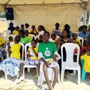 Six orphelinats implantés dans la ville de Douala ont bénéficié de la générosité de cette association qui a mis à leur disposition des dons en numéraire et en denrées alimentaires. C’était le 15 juin 2025 à l’esplanade du parcours Vita en présence du sous-préfet de l’arrondissement de Douala 5 et de nombreux invités.