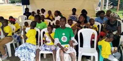 Six orphelinats implantés dans la ville de Douala ont bénéficié de la générosité de cette association qui a mis à leur disposition des dons en numéraire et en denrées alimentaires. C’était le 15 juin 2025 à l’esplanade du parcours Vita en présence du sous-préfet de l’arrondissement de Douala 5 et de nombreux invités.