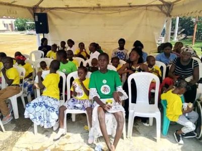 Six orphelinats implantés dans la ville de Douala ont bénéficié de la générosité de cette association qui a mis à leur disposition des dons en numéraire et en denrées alimentaires. C’était le 15 juin 2025 à l’esplanade du parcours Vita en présence du sous-préfet de l’arrondissement de Douala 5 et de nombreux invités.