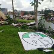 Incroyable, mais vrai. Le siège régional du Social democratic front (SDF) situé au quartier Olézoa à Yaoundé, « a été illégalement démoli ce mercredi 18 juin 2025 sur instruction d’un officier supérieur de la Gendarmerie nationale », informe, indigné, le Secrétariat national à la communication du parti qui célèbre ses 35 ans d’existence cette année.  