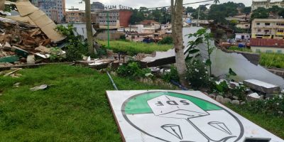 Incroyable, mais vrai. Le siège régional du Social democratic front (SDF) situé au quartier Olézoa à Yaoundé, « a été illégalement démoli ce mercredi 18 juin 2025 sur instruction d’un officier supérieur de la Gendarmerie nationale », informe, indigné, le Secrétariat national à la communication du parti qui célèbre ses 35 ans d’existence cette année.  