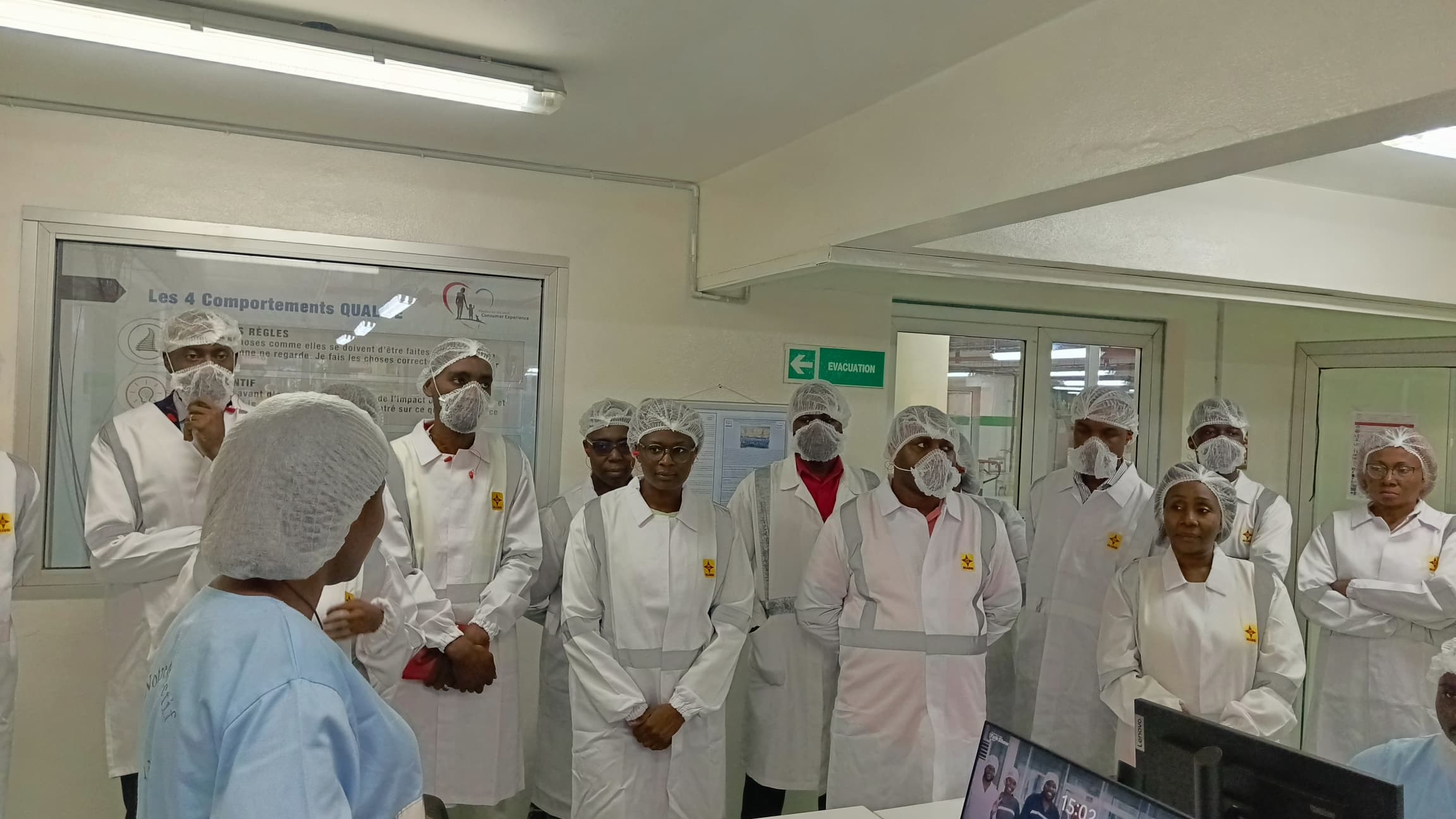 Alors que le monde célébrait le 07 juin dernier la Journée mondiale de la sécurité alimentaire sous le thème « La science en action », Nestlé Cameroun a choisi d’aller au-delà du symbolique. L’entreprise a consacré tout le mois de juin à cette thématique cruciale, démontrant ainsi son engagement concret pour la santé des consommateurs.