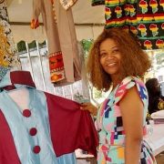 Du 26 au 28 juin 2025, la Foire Artisanale du Cauris, Bambous et Perles Végétales de Bafia accueillera l'une des figures les plus prometteuses de la mode africaine contemporaine : Awa Edima Josephine épouse Akono. Lauréate du titre de Meilleur styliste camerounais 2023, cette créatrice de 38 ans incarne le renouveau d'un artisanat africain exigeant, entre héritage culturel et aspirations contemporaines.