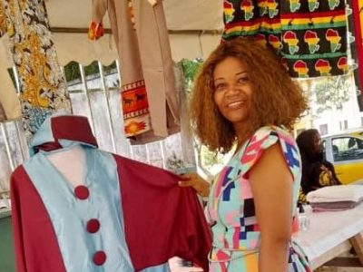 Du 26 au 28 juin 2025, la Foire Artisanale du Cauris, Bambous et Perles Végétales de Bafia accueillera l'une des figures les plus prometteuses de la mode africaine contemporaine : Awa Edima Josephine épouse Akono. Lauréate du titre de Meilleur styliste camerounais 2023, cette créatrice de 38 ans incarne le renouveau d'un artisanat africain exigeant, entre héritage culturel et aspirations contemporaines.