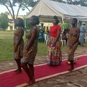 À l’occasion de la deuxième édition de la Foire artisanale du cauris, bambous et perles végétales, la ville de Bafia, dans la région du Centre au Cameroun, a vécu, jeudi 26 juin, un moment artistique marquant : un défilé de mode atypique, ancré dans la tradition locale, mais résolument tourné vers l’innovation.