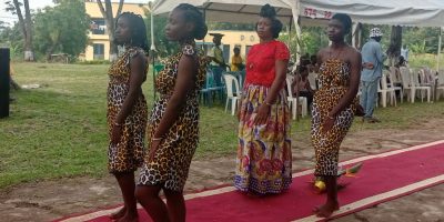 À l’occasion de la deuxième édition de la Foire artisanale du cauris, bambous et perles végétales, la ville de Bafia, dans la région du Centre au Cameroun, a vécu, jeudi 26 juin, un moment artistique marquant : un défilé de mode atypique, ancré dans la tradition locale, mais résolument tourné vers l’innovation.