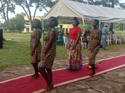 À l’occasion de la deuxième édition de la Foire artisanale du cauris, bambous et perles végétales, la ville de Bafia, dans la région du Centre au Cameroun, a vécu, jeudi 26 juin, un moment artistique marquant : un défilé de mode atypique, ancré dans la tradition locale, mais résolument tourné vers l’innovation.