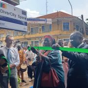 Bâti sur une superficie de 250 m² au cœur de la capitale politique camerounaise, cet espace urbain inauguré le 26 juin dernier par Célestine Ketcha Courtes, ministre de l’Habitat et du développement urbain (Minhdu), se positionne comme le cœur battant de l’écosystème d’innovation urbaine à Yaoundé. 