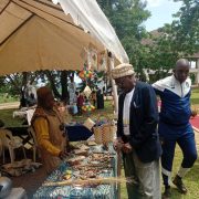 La deuxième journée de la Foire artisanale dédiée aux cauris, bambous et perles végétales a été marquée par la présence significative de l’agence locale du Fonds National de l’Emploi (FNE) du Mbam-et-Inoubou. Cette initiative visait à offrir aux artisans, exposants et visiteurs un accompagnement concret pour relever le défi de l’insertion professionnelle et du développement des micro-entreprises.