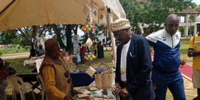 La deuxième journée de la Foire artisanale dédiée aux cauris, bambous et perles végétales a été marquée par la présence significative de l’agence locale du Fonds National de l’Emploi (FNE) du Mbam-et-Inoubou. Cette initiative visait à offrir aux artisans, exposants et visiteurs un accompagnement concret pour relever le défi de l’insertion professionnelle et du développement des micro-entreprises.