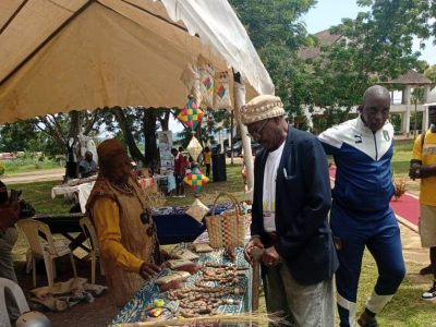 La deuxième journée de la Foire artisanale dédiée aux cauris, bambous et perles végétales a été marquée par la présence significative de l’agence locale du Fonds National de l’Emploi (FNE) du Mbam-et-Inoubou. Cette initiative visait à offrir aux artisans, exposants et visiteurs un accompagnement concret pour relever le défi de l’insertion professionnelle et du développement des micro-entreprises.