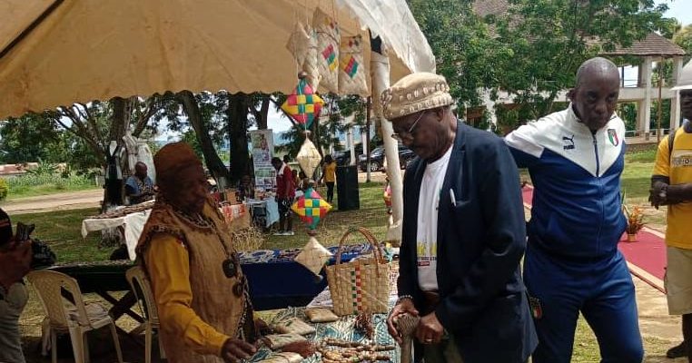 La deuxième journée de la Foire artisanale dédiée aux cauris, bambous et perles végétales a été marquée par la présence significative de l’agence locale du Fonds National de l’Emploi (FNE) du Mbam-et-Inoubou. Cette initiative visait à offrir aux artisans, exposants et visiteurs un accompagnement concret pour relever le défi de l’insertion professionnelle et du développement des micro-entreprises.