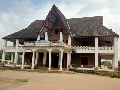 Majestueuse, mais fatiguée. C’est ainsi que se présente aujourd’hui la préfecture de Bafia, bâtiment historique au charme suranné, emblème d’une époque et témoin silencieux d’un pan de l’histoire coloniale du Cameroun. Perchée au cœur du chef-lieu du Mbam-et-Inoubou, cette bâtisse à l’allure imposante, héritée de la période coloniale allemande, semble désormais vaciller sous le poids du temps et de l’indifférence.
