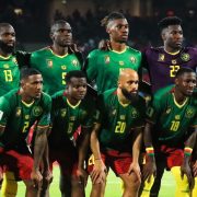 Un journaliste du média camerounais Kamerfoot.com se trouve dans une situation préoccupante à Marrakech, où se déroule actuellement le tournoi Africa Week Series 2025. Cette alerte fait suite à la révélation de l'absence controversée de l'entraîneur des Lions Indomptables, Marc Brys, ainsi que de son adjoint, Joachim Mununga, lors d'une séance d'entraînement officielle.  