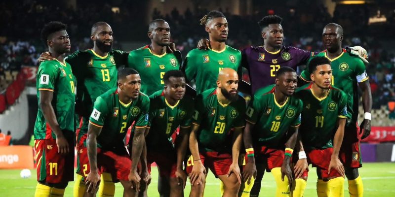 Un journaliste du média camerounais Kamerfoot.com se trouve dans une situation préoccupante à Marrakech, où se déroule actuellement le tournoi Africa Week Series 2025. Cette alerte fait suite à la révélation de l'absence controversée de l'entraîneur des Lions Indomptables, Marc Brys, ainsi que de son adjoint, Joachim Mununga, lors d'une séance d'entraînement officielle.  