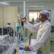 Alors que le monde célébrait le 07 juin dernier la Journée mondiale de la sécurité alimentaire sous le thème « La science en action », Nestlé Cameroun a choisi d’aller au-delà du symbolique. L’entreprise a consacré tout le mois de juin à cette thématique cruciale, démontrant ainsi son engagement concret pour la santé des consommateurs.