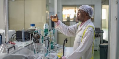 Alors que le monde célébrait le 07 juin dernier la Journée mondiale de la sécurité alimentaire sous le thème « La science en action », Nestlé Cameroun a choisi d’aller au-delà du symbolique. L’entreprise a consacré tout le mois de juin à cette thématique cruciale, démontrant ainsi son engagement concret pour la santé des consommateurs.