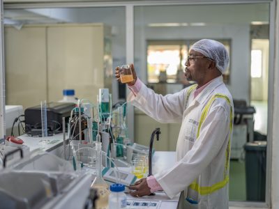 Alors que le monde célébrait le 07 juin dernier la Journée mondiale de la sécurité alimentaire sous le thème « La science en action », Nestlé Cameroun a choisi d’aller au-delà du symbolique. L’entreprise a consacré tout le mois de juin à cette thématique cruciale, démontrant ainsi son engagement concret pour la santé des consommateurs.