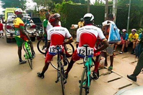 L’annulation de l’étape de Douala du Tour Cycliste International du Cameroun continue de faire réagir. Dans un communiqué publié ce 12 juin 2025, le maire de la ville, Roger Mbassa Ndine, a tenu à apporter des précisions sur les circonstances de cet incident, en soulignant un manque de concertation et la situation actuelle des infrastructures routières de la capitale économique.