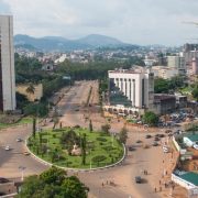 Depuis quelques jours, un phénomène curieux et inquiétant secoue la capitale camerounaise. Des accusations de « vol de sexe » se multiplient dans plusieurs quartiers, déclenchant des scènes de vindicte populaire d’une rare violence. Des citoyens sont accusés par d’autres d’avoir fait disparaître leurs organes génitaux.