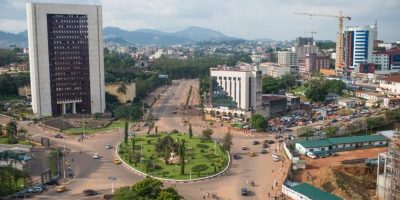 Depuis quelques jours, un phénomène curieux et inquiétant secoue la capitale camerounaise. Des accusations de « vol de sexe » se multiplient dans plusieurs quartiers, déclenchant des scènes de vindicte populaire d’une rare violence. Des citoyens sont accusés par d’autres d’avoir fait disparaître leurs organes génitaux.