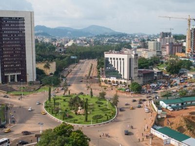 Depuis quelques jours, un phénomène curieux et inquiétant secoue la capitale camerounaise. Des accusations de « vol de sexe » se multiplient dans plusieurs quartiers, déclenchant des scènes de vindicte populaire d’une rare violence. Des citoyens sont accusés par d’autres d’avoir fait disparaître leurs organes génitaux.