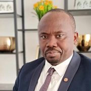 À moins de quatre mois de la présidentielle 2025, le conseiller municipal du Rassemblement démocratique du peuple camerounais (RDPC) dans la commune de Monatélé, crée la surprise en contestant devant la justice et par voie officielle auprès d’Elecam, le processus de désignation du candidat du parti au pouvoir. Dans un communiqué rendu public ce 18 juin 2025, Léon Theiller Onana exige la tenue préalable d’un congrès ordinaire pour valider toute candidature. Une démarche inédite qui met en lumière des tensions internes et soulève de sérieuses interrogations sur le respect des textes et la neutralité de l’arbitre électoral.