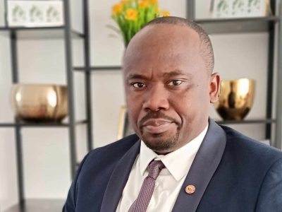 À moins de quatre mois de la présidentielle 2025, le conseiller municipal du Rassemblement démocratique du peuple camerounais (RDPC) dans la commune de Monatélé, crée la surprise en contestant devant la justice et par voie officielle auprès d’Elecam, le processus de désignation du candidat du parti au pouvoir. Dans un communiqué rendu public ce 18 juin 2025, Léon Theiller Onana exige la tenue préalable d’un congrès ordinaire pour valider toute candidature. Une démarche inédite qui met en lumière des tensions internes et soulève de sérieuses interrogations sur le respect des textes et la neutralité de l’arbitre électoral.