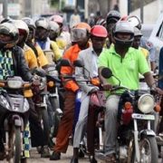Dans un contexte politique tendu, le préfet du Wouri a pris les devants en interdisant la circulation des motos-taxis sur plusieurs grands axes de Douala, alors qu'une rumeur persistante évoquait un congrès non déclaré de l'opposant Jean Michel Nintcheu.