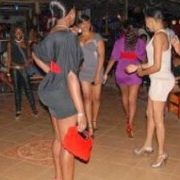 Le ministère camerounais de la Promotion de la femme et de la famille a publié un communiqué le 4 juin 2025 pour dénoncer l’existence d’un site pornographique et de proxénétisme, « JEDOLO » (cm.jedolo.com), impliquant l’exploitation sexuelle de jeunes filles, parfois à peine pubères. Les autorités qualifient cette pratique de « violation grave des droits de l’enfant » et ont lancé une enquête pour fermer la plateforme et poursuivre ses responsables.