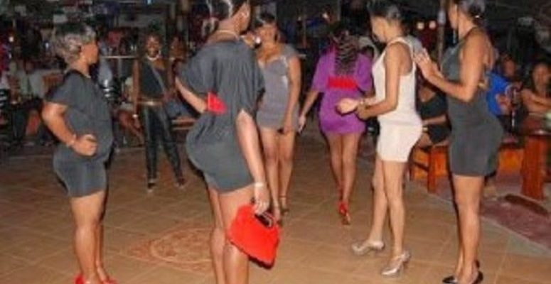 Le ministère camerounais de la Promotion de la femme et de la famille a publié un communiqué le 4 juin 2025 pour dénoncer l’existence d’un site pornographique et de proxénétisme, « JEDOLO » (cm.jedolo.com), impliquant l’exploitation sexuelle de jeunes filles, parfois à peine pubères. Les autorités qualifient cette pratique de « violation grave des droits de l’enfant » et ont lancé une enquête pour fermer la plateforme et poursuivre ses responsables.