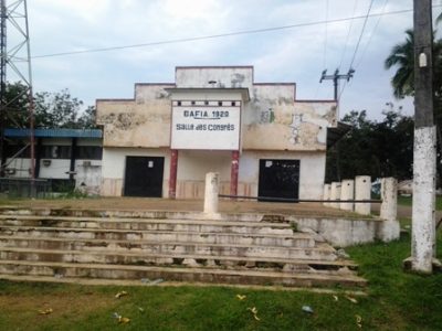 À quelques encablures du centre-ville de Bafia, dans la région du Centre au Cameroun, le quartier Ndengué se déploie dans une tranquillité trompeuse. Sous ses airs de bourgade paisible, se cachent les strates d’une histoire riche, mêlant traditions guerrières, effervescence intellectuelle et mutations sociales. Une immersion dans ce microcosme (à l’occasion de la Foire artisanale du cauris, des bambous et des perles végétales) révèle un Cameroun en miniature.