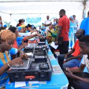 À chaque échéance électorale au Kamerun, le débat revient : doit-on ou pas participer à une élection qu’on estime biaisée ? Deux tendances se dessinent au sein de l’opposition.