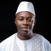 Un toit, trois repas, l’école, la santé et la souveraineté du Cameroun. Ainsi se décline la devise de Serge Espoir Matomba, candidat à la Magistrature suprême d’octobre 2025. Le 1er Secrétaire du Peuple Uni pour la Rénovation Sociale (PURS) se représente aux électeurs après 2018, avec plus d’engagement, plus de ténacité, mais toujours le même « amour tyrannique pour ce pays ». Serge Espoir Matomba a l’obsession de la célébrité, de la grandeur, de la souveraineté de son pays. Il le dit d’ailleurs, « dès mon enfance, j’ai acquis la conviction que pour mon peuple, je devais percer d’une manière ou d’une autre », lit-on dans sa profession de foi de 168 pages, éditée pas chez une maison étrangère, mais à AfricAvenir, tout un symbole. Pour être le prochain président de la République, l’un des plus jeunes fondateurs et chefs de parti politique au Cameroun ménage sa monture avec des descentes sur le terrain, des rencontres politiques, des tournées, des séances de brainstorming. C’est d’ailleurs en pleine réunion avec son équipe, que les directeurs de publication de La Plume de l’Aigle et de La Voix Du Koat, le trouvent, ce mercredi 2 juillet, au siège du PURS à Bonabéri. Dans l’entretien qui va suivre, le candidat de la « souveraineté totale » du Cameroun, présente sa vision. 