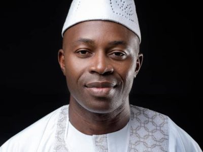 Un toit, trois repas, l’école, la santé et la souveraineté du Cameroun. Ainsi se décline la devise de Serge Espoir Matomba, candidat à la Magistrature suprême d’octobre 2025. Le 1er Secrétaire du Peuple Uni pour la Rénovation Sociale (PURS) se représente aux électeurs après 2018, avec plus d’engagement, plus de ténacité, mais toujours le même « amour tyrannique pour ce pays ». Serge Espoir Matomba a l’obsession de la célébrité, de la grandeur, de la souveraineté de son pays. Il le dit d’ailleurs, « dès mon enfance, j’ai acquis la conviction que pour mon peuple, je devais percer d’une manière ou d’une autre », lit-on dans sa profession de foi de 168 pages, éditée pas chez une maison étrangère, mais à AfricAvenir, tout un symbole. Pour être le prochain président de la République, l’un des plus jeunes fondateurs et chefs de parti politique au Cameroun ménage sa monture avec des descentes sur le terrain, des rencontres politiques, des tournées, des séances de brainstorming. C’est d’ailleurs en pleine réunion avec son équipe, que les directeurs de publication de La Plume de l’Aigle et de La Voix Du Koat, le trouvent, ce mercredi 2 juillet, au siège du PURS à Bonabéri. Dans l’entretien qui va suivre, le candidat de la « souveraineté totale » du Cameroun, présente sa vision. 