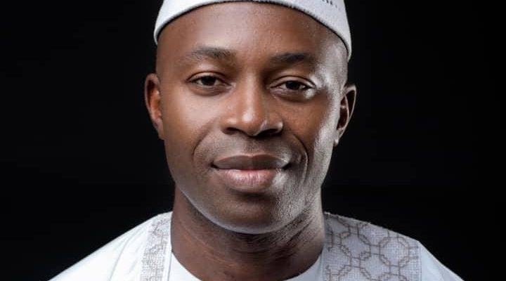 Un toit, trois repas, l’école, la santé et la souveraineté du Cameroun. Ainsi se décline la devise de Serge Espoir Matomba, candidat à la Magistrature suprême d’octobre 2025. Le 1er Secrétaire du Peuple Uni pour la Rénovation Sociale (PURS) se représente aux électeurs après 2018, avec plus d’engagement, plus de ténacité, mais toujours le même « amour tyrannique pour ce pays ». Serge Espoir Matomba a l’obsession de la célébrité, de la grandeur, de la souveraineté de son pays. Il le dit d’ailleurs, « dès mon enfance, j’ai acquis la conviction que pour mon peuple, je devais percer d’une manière ou d’une autre », lit-on dans sa profession de foi de 168 pages, éditée pas chez une maison étrangère, mais à AfricAvenir, tout un symbole. Pour être le prochain président de la République, l’un des plus jeunes fondateurs et chefs de parti politique au Cameroun ménage sa monture avec des descentes sur le terrain, des rencontres politiques, des tournées, des séances de brainstorming. C’est d’ailleurs en pleine réunion avec son équipe, que les directeurs de publication de La Plume de l’Aigle et de La Voix Du Koat, le trouvent, ce mercredi 2 juillet, au siège du PURS à Bonabéri. Dans l’entretien qui va suivre, le candidat de la « souveraineté totale » du Cameroun, présente sa vision. 