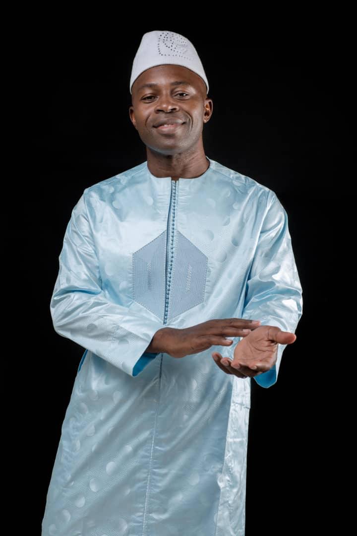 Un toit, trois repas, l’école, la santé et la souveraineté du Cameroun. Ainsi se décline la devise de Serge Espoir Matomba, candidat à la Magistrature suprême d’octobre 2025. Le 1er Secrétaire du Peuple Uni pour la Rénovation Sociale (PURS) se représente aux électeurs après 2018, avec plus d’engagement, plus de ténacité, mais toujours le même « amour tyrannique pour ce pays ». Serge Espoir Matomba a l’obsession de la célébrité, de la grandeur, de la souveraineté de son pays. Il le dit d’ailleurs, « dès mon enfance, j’ai acquis la conviction que pour mon peuple, je devais percer d’une manière ou d’une autre », lit-on dans sa profession de foi de 168 pages, éditée pas chez une maison étrangère, mais à AfricAvenir, tout un symbole. Pour être le prochain président de la République, l’un des plus jeunes fondateurs et chefs de parti politique au Cameroun ménage sa monture avec des descentes sur le terrain, des rencontres politiques, des tournées, des séances de brainstorming. C’est d’ailleurs en pleine réunion avec son équipe, que les directeurs de publication de La Plume de l’Aigle et de La Voix Du Koat, le trouvent, ce mercredi 2 juillet, au siège du PURS à Bonabéri. Dans l’entretien qui va suivre, le candidat de la « souveraineté totale » du Cameroun, présente sa vision. 