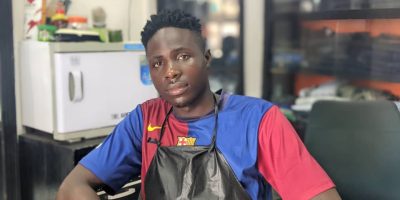 Né le 15 janvier 2003 à CSI de Chanas dans le Noun, région de l'ouest Cameroun, Loïc Takougang se projetait déjà dans la menuiserie, un métier qu'il a tant convoité. « J'ai aimé être menuisier ». Mais flatté par les différentes coupes de coiffure proposées par les salons de beauté de son entourage, Loïc va laisser tomber la menuiserie et la plomberie. « Les dessins des stars avec les belles coiffures ont captivé mon enfance et j'ai directement vu que  la coiffure était faite pour moi. Je voulais à tout prix reproduire ces coiffures », affirme le jeune homme de 22 ans.