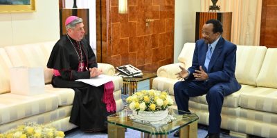 À l'approche des élections présidentielles, Paul Biya a accordé une audience à Mgr José Avelino Bettencourt, Nonce apostolique au Cameroun, dans un contexte politique tendu. Cette rencontre, marquée par des enjeux diplomatiques et symboliques, souligne les relations complexes entre le Cameroun et le Saint-Siège.
