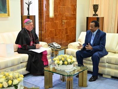 À l'approche des élections présidentielles, Paul Biya a accordé une audience à Mgr José Avelino Bettencourt, Nonce apostolique au Cameroun, dans un contexte politique tendu. Cette rencontre, marquée par des enjeux diplomatiques et symboliques, souligne les relations complexes entre le Cameroun et le Saint-Siège.