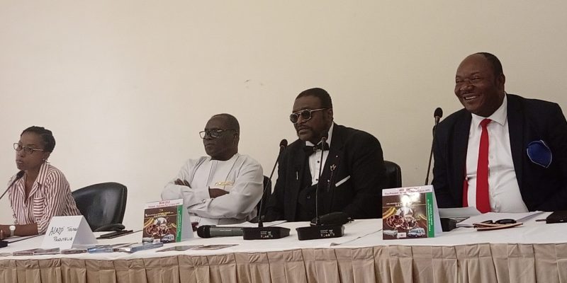 En vue de  sauver des vies et redonner de l’espoir,  l’Association pour la culture présidée par la légende de la musique camerounaise, Moni Bilé lance l’initiative : « Les artistes se mobilisent pour la Nation »  