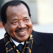 La scène politique camerounaise vient de connaître un tournant décisif. Après plusieurs mois de spéculations, de tensions internes et de luttes feutrées au sein du Rassemblement démocratique du peuple camerounais (RDPC), le président Paul Biya, 92 ans, a officiellement annoncé sa candidature à l’élection présidentielle du 12 octobre 2025. Cette déclaration met un terme aux rumeurs de succession et recentre les lignes de fracture récemment apparues au sein du parti au pouvoir.