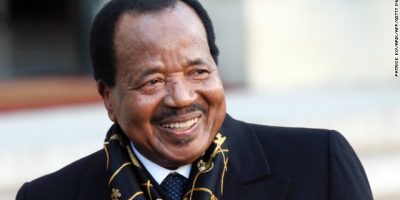 La scène politique camerounaise vient de connaître un tournant décisif. Après plusieurs mois de spéculations, de tensions internes et de luttes feutrées au sein du Rassemblement démocratique du peuple camerounais (RDPC), le président Paul Biya, 92 ans, a officiellement annoncé sa candidature à l’élection présidentielle du 12 octobre 2025. Cette déclaration met un terme aux rumeurs de succession et recentre les lignes de fracture récemment apparues au sein du parti au pouvoir.