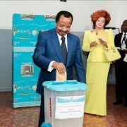 La présidentielle du 12 octobre prochain au Cameroun fera tomber les masques. Les faces invisibles seront visibles. Les mains cachées sous les gangs seront dévoilées au grand jour. Les soutiens endogènes et exogènes seront connus. Rien ne sera caché. Même les parrains des postulants qui pensent pouvoir manipuler l’opinion dans l’ombre durant cette période seront ou sont même déjà connus.