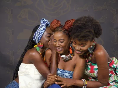 Le 14 juillet, le Grand théâtre national de Dakar, établissement public sous l'égide du ministère sénégalais de la Jeunesse, des Sports et de la Culture, a émis une note de service annonçant l'interdiction formelle du port de greffages, de perruques et de toute pratique de dépigmentation pour son personnel. Cette décision, sans précédent, se voulait une mesure de préservation de l'image de l'institution et de promotion des valeurs panafricaines. Cependant, face à une forte indignation au sein de la société civile, la direction du Grand théâtre a annulé cette mesure le 15 juillet.