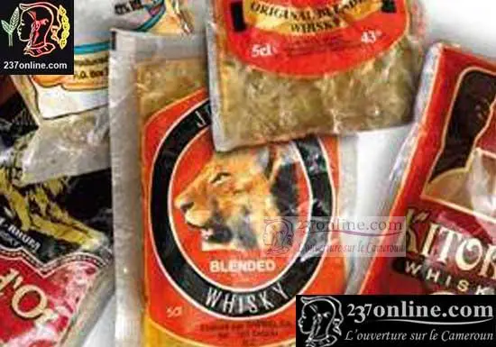 Mbouda, Mokolo, Bafia ou Batouri : dans les campagnes camerounaises, le whisky en sachet s'impose comme un incontournable. Peu coûteux, facilement transportable et omniprésent lors des événements sociaux, cet alcool fort est devenu un compagnon quotidien pour des milliers de ruraux. Mais à quel prix ?