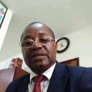 Les villes de Yaoundé, Douala et Bafoussam accueilleront les cérémonies de dédicace du livre « Pour le libéralisme communautaire : de l’idéologie aux réalisations », respectivement les 29 août, 22 et 29 septembre 2025. Préfacé par le Premier ministre, Joseph Dion Ngute, l’ouvrage revient en profondeur sur les transformations sociales, culturelles et la protection de l’environnement par le président Paul Biya depuis son accession à la magistrature suprême en 1982. Dans cet entretien exclusif accordé à La Plume de l’Aigle ce samedi 23 août, Luther André Meka, président-fondateur de l’association Synergies nationale de la promotion du vivre ensemble, initiateur de l’événement, nous parle des enjeux et de l’importance de cette contribution littéraire à quelques semaines de l’élection présidentielle au Cameroun.  