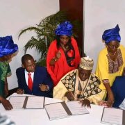 Un accord tripartite a été signé le 29 août 2025 à Yaoundé entre l’État du Cameroun, Impex Trading et un groupe d’investisseurs pour le projet Ndolle City. Cette cérémonie, présidée par le ministre du Tourisme et des loisirs Gabriel Mbairobe, s’est tenue sous le haut patronage du président de la République du Cameroun.