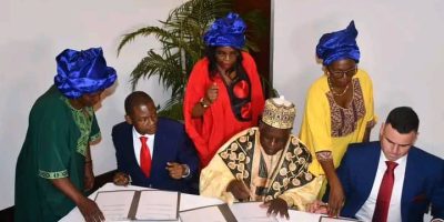 Un accord tripartite a été signé le 29 août 2025 à Yaoundé entre l’État du Cameroun, Impex Trading et un groupe d’investisseurs pour le projet Ndolle City. Cette cérémonie, présidée par le ministre du Tourisme et des loisirs Gabriel Mbairobe, s’est tenue sous le haut patronage du président de la République du Cameroun.
